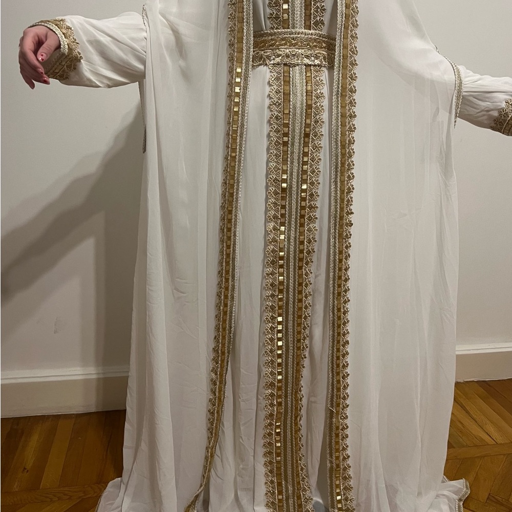 Brand New Elegant White and Gold Embroidered Dress/Kaftan - Picture 3 of 3